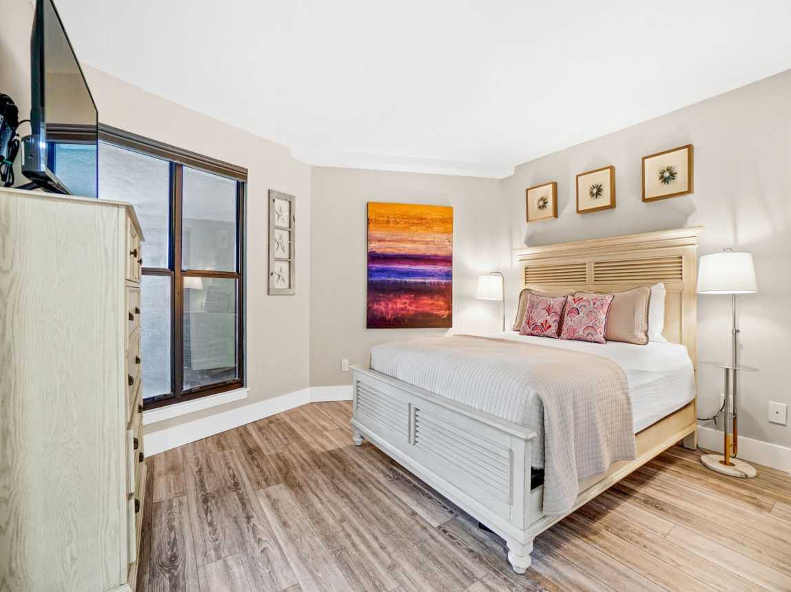 The guest bedroom provides a queen size bed, flat screen TV with cable and free wifi.