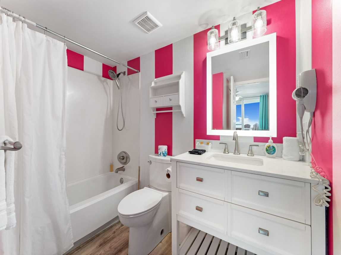 Nice bright and cheery master bath that has a single sink vanity and a tub/shower combo.