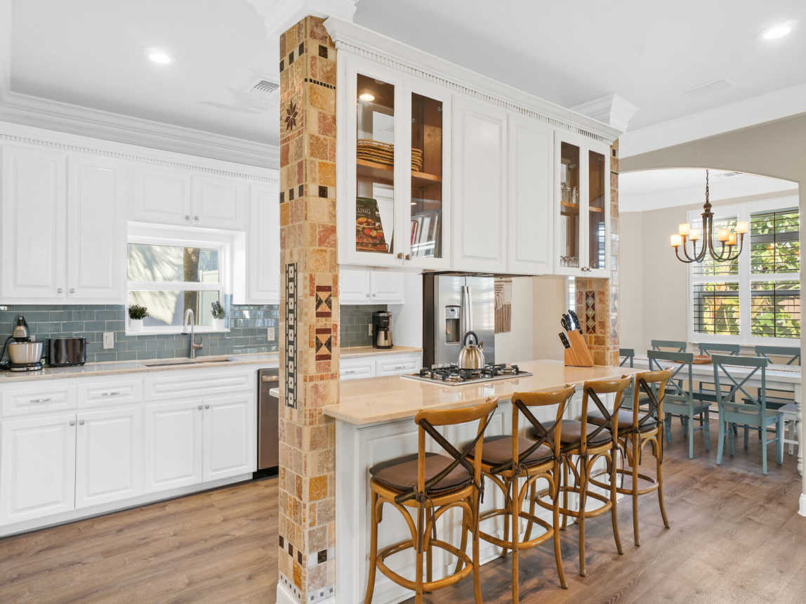 Breakfast bar for a quick meal or cup of coffee before getting on with your day at the beach.