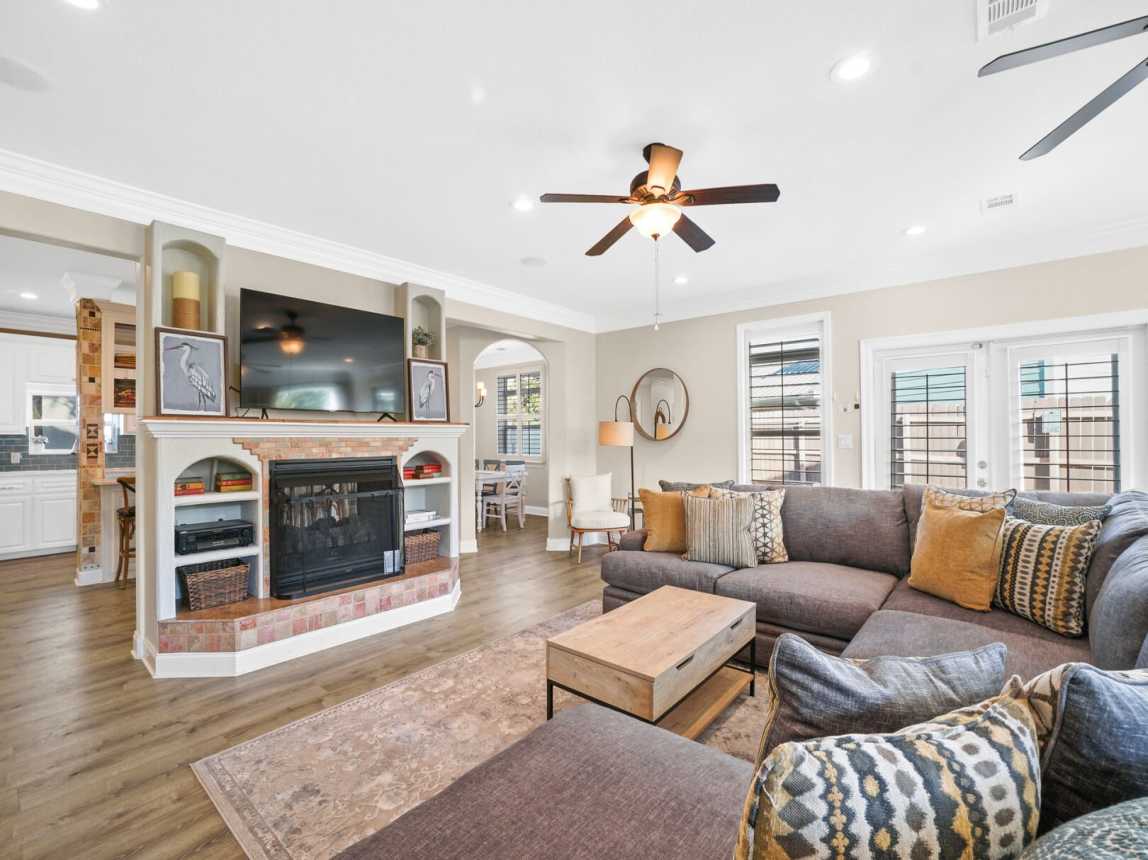 Enjoy the large TV w/cable while sinking into this oversized lounging sofa. Plenty of room to share or stretch out for a good movie.