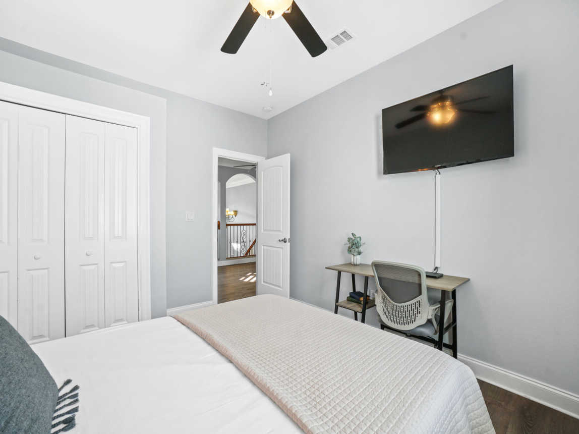 Queen room offers a large flat screen TV w/cable, and a small work desk.