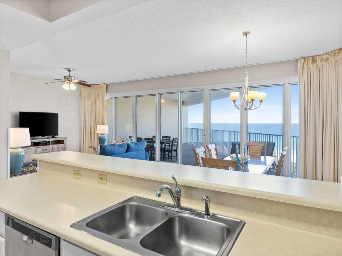 Who would'nt like to have this view from their kitchen 24/7.
Makes it a bit more tolerable to make a meal.