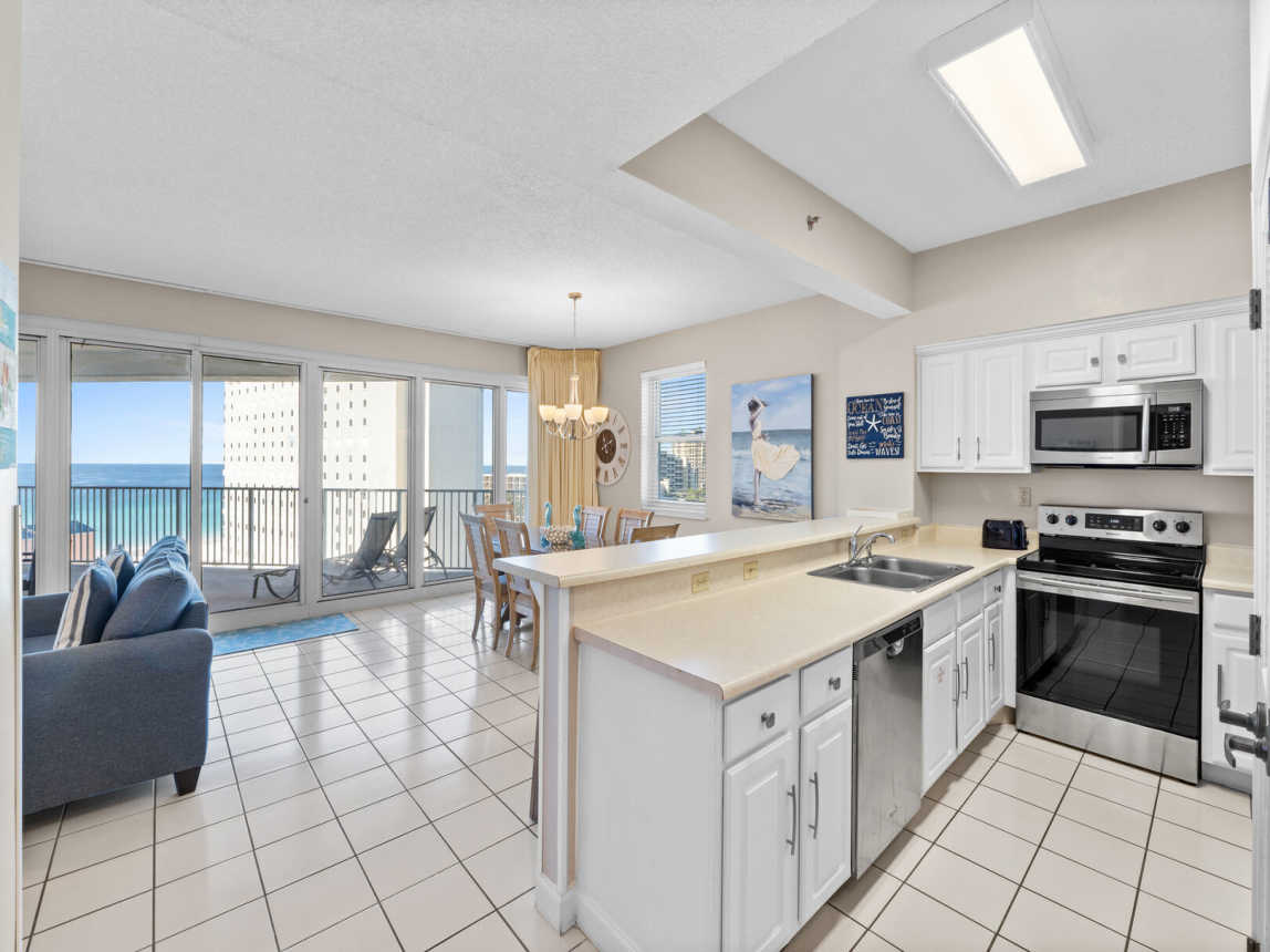 Roomy Kitchen for meal prep