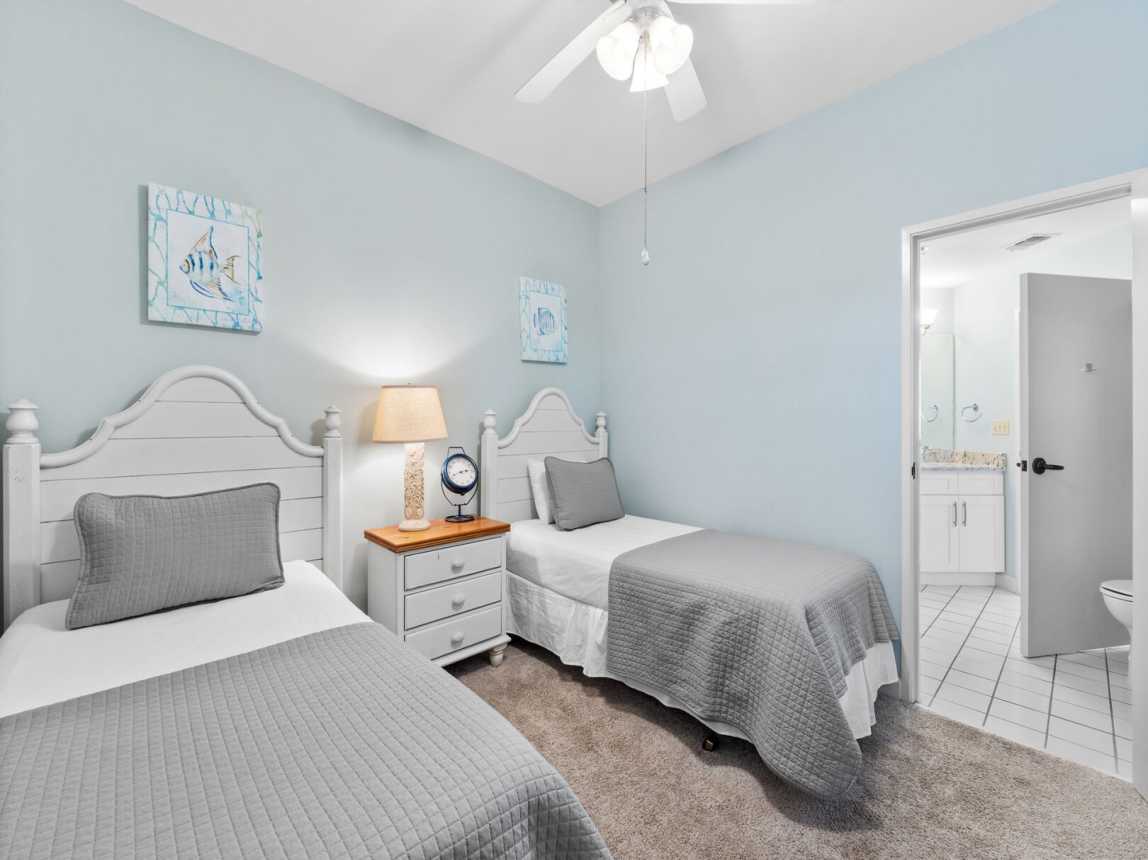 The guest room is furnished with a set of comfortable twin beds, nightstand and lamp.
There is a ceiling fan for warmer nights and a private access to the guest bathroom.
