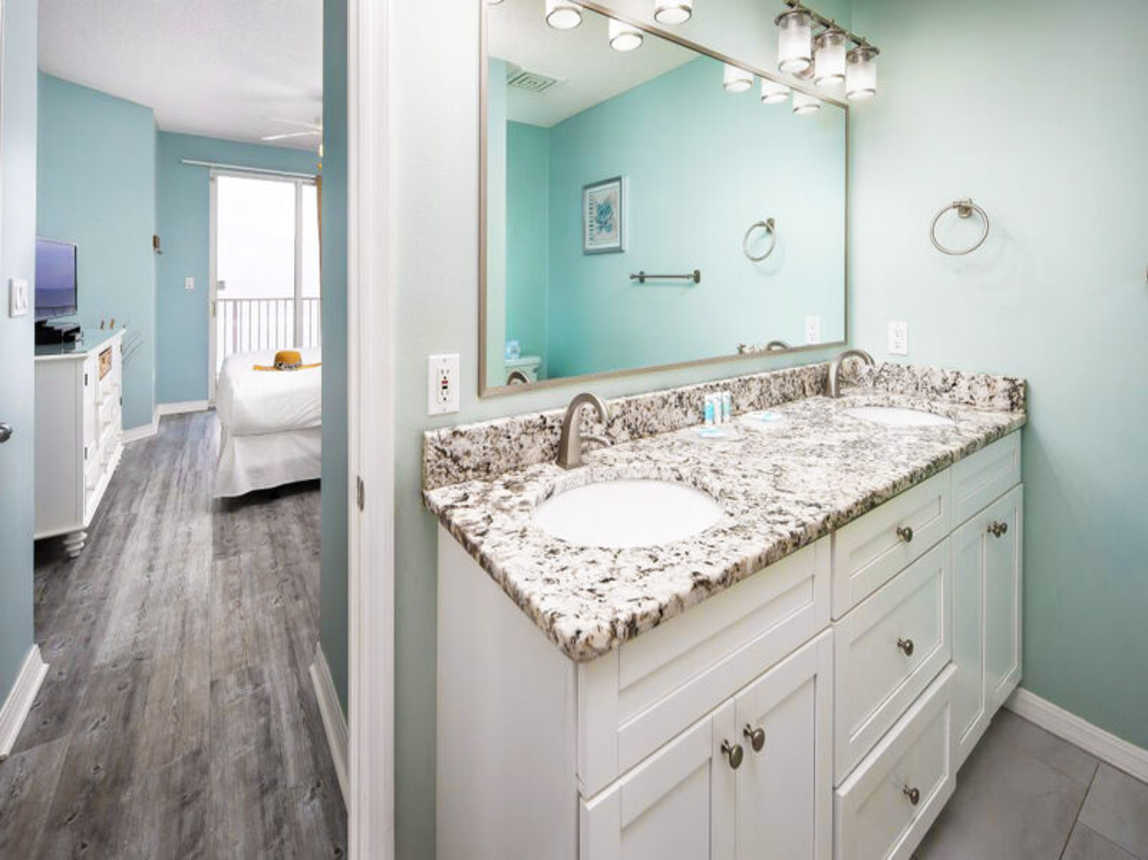 Master Bathroom - Gulf Dunes Resort Unit 616 / Okaloosa Island / Fort Walton Beach Vacation Rentals