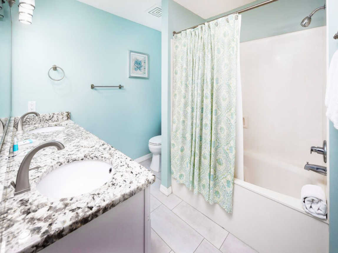 Master Bathroom - Gulf Dunes Resort Unit 616 / Okaloosa Island / Fort Walton Beach Vacation Rentals
