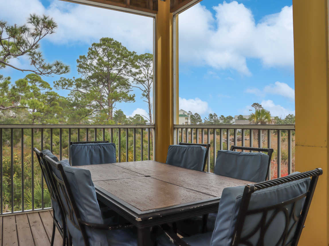 Outdoor Dining on Beachfront Screened Deck