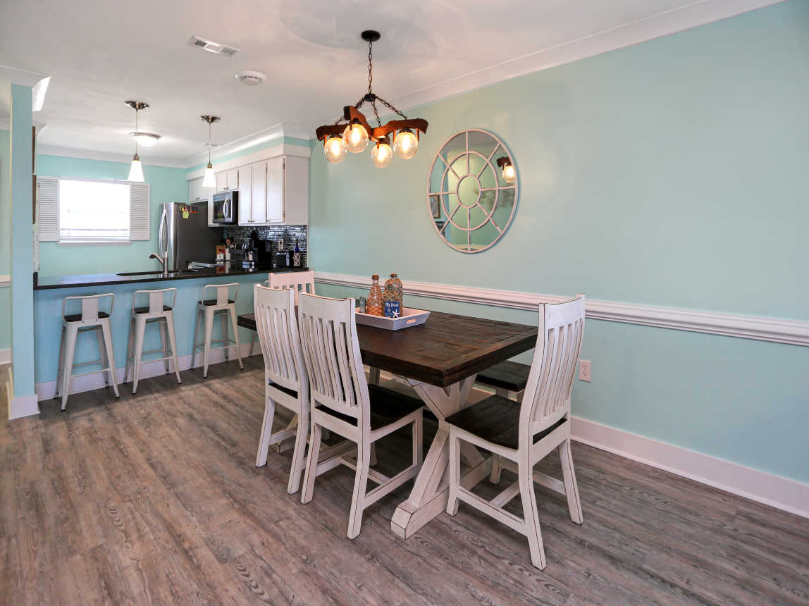 Dining Area & Bar Seating