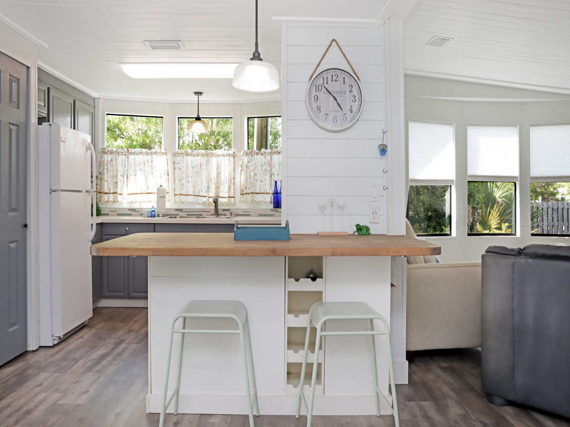 Kitchen with Breakfast Bar
