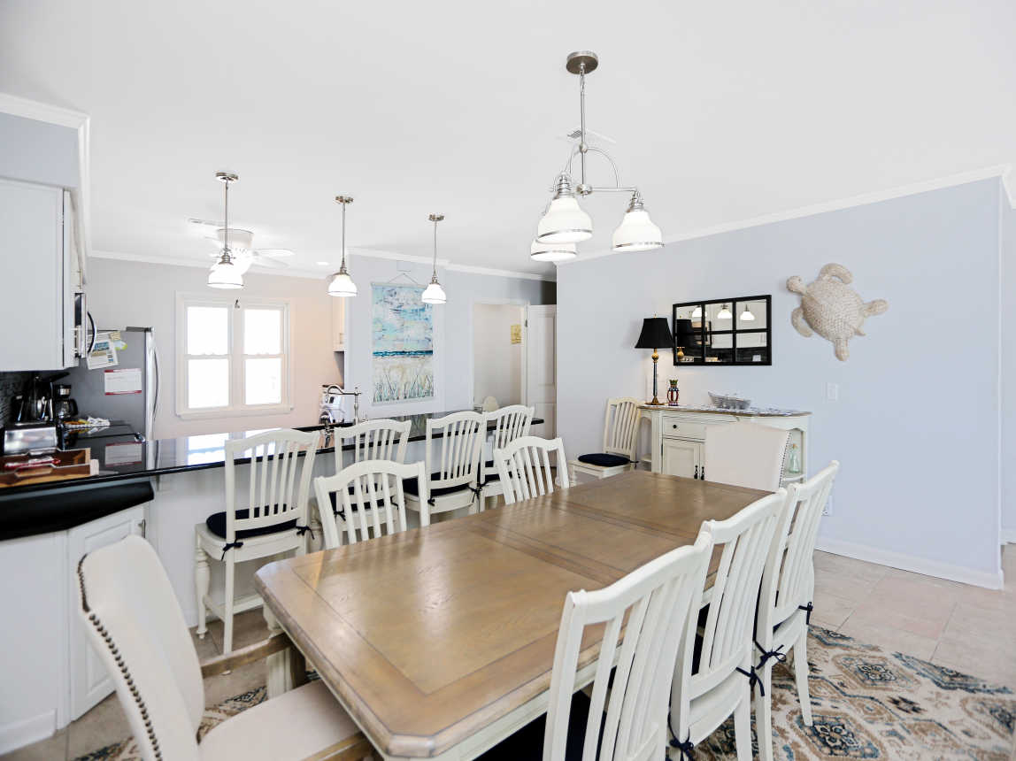 Dining Area & Kitchen