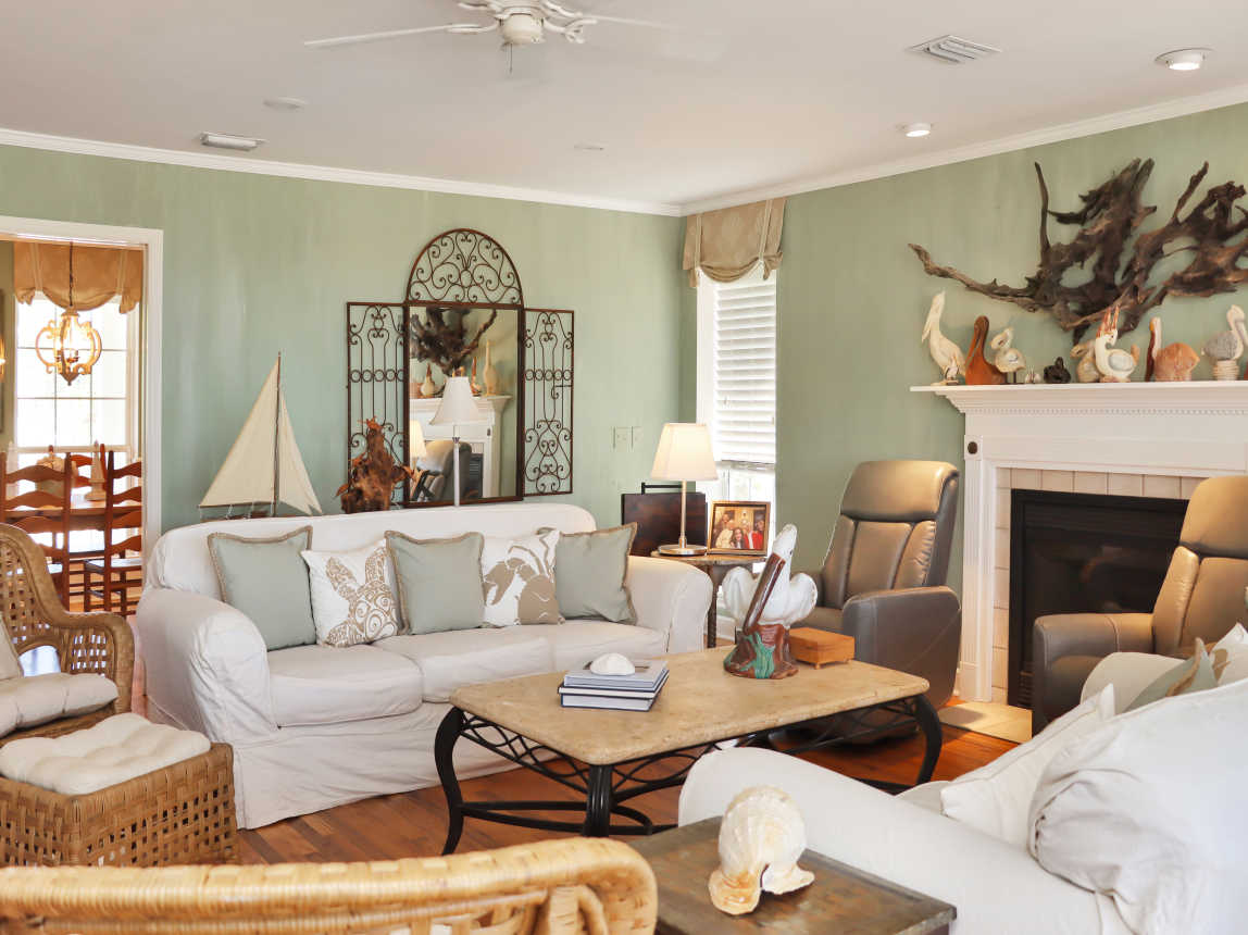 Beachfront Living Room and Dining Area