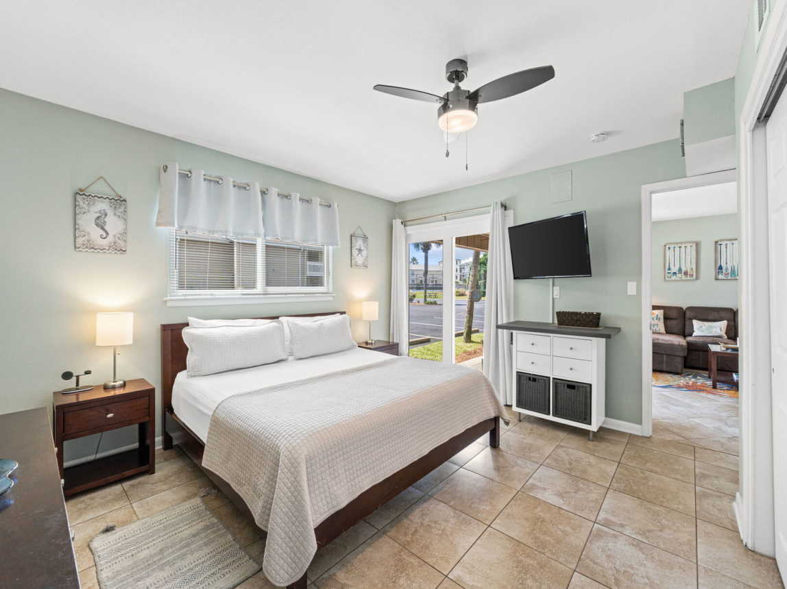 King master with private entry to patio, flat screen TV with cable and wi-fi. Ceiling fan for warm summer nights.