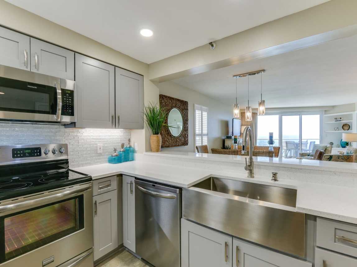 Imagine preparing a meal and viewing the Gulf at the same time!