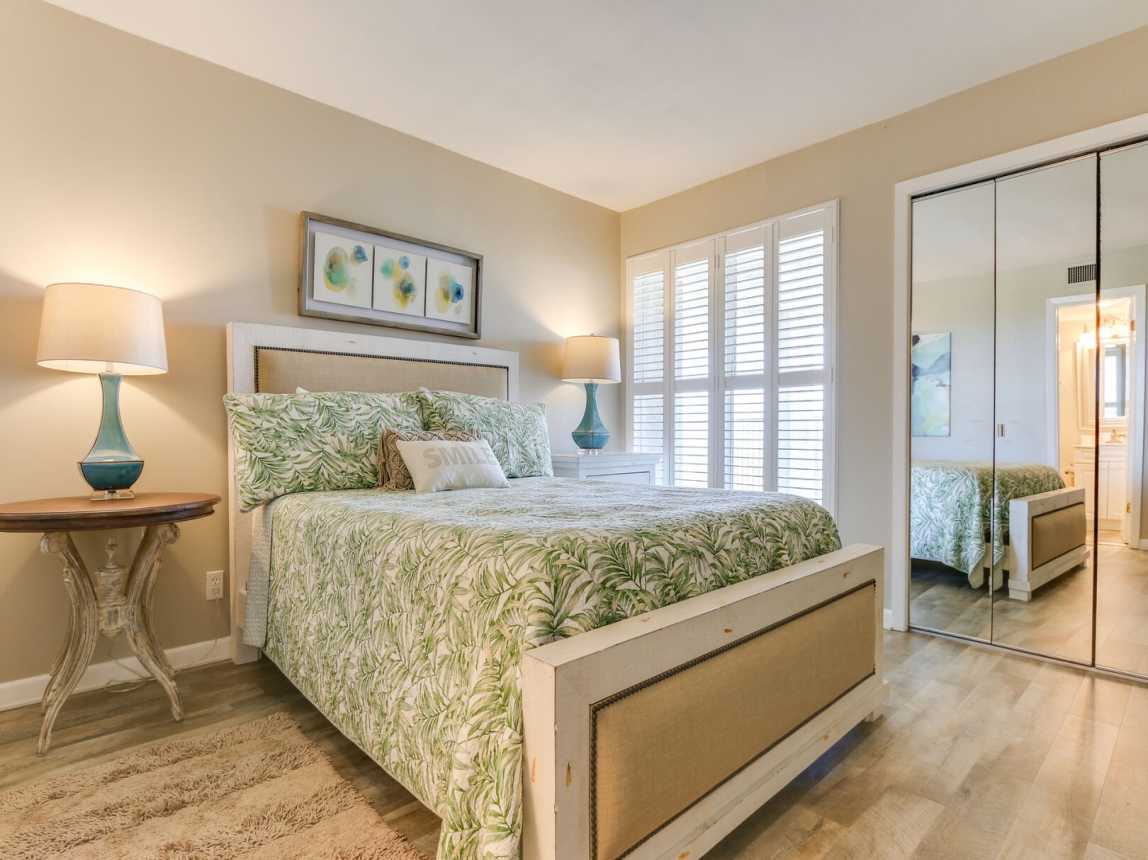Your guest bedroom has a lovely Queen size bed, closet, and TV w/cable.  Lush mattress, plush pillows and crisp white linen - all for your comfort while staying with BER