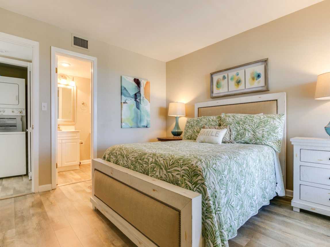 Let your guests sleep comfortably, with our fresh and crisp linens, plush mattress and fluffy pillows.  There is also a washer and dryer in the condo!
Private entry for the guest bath.