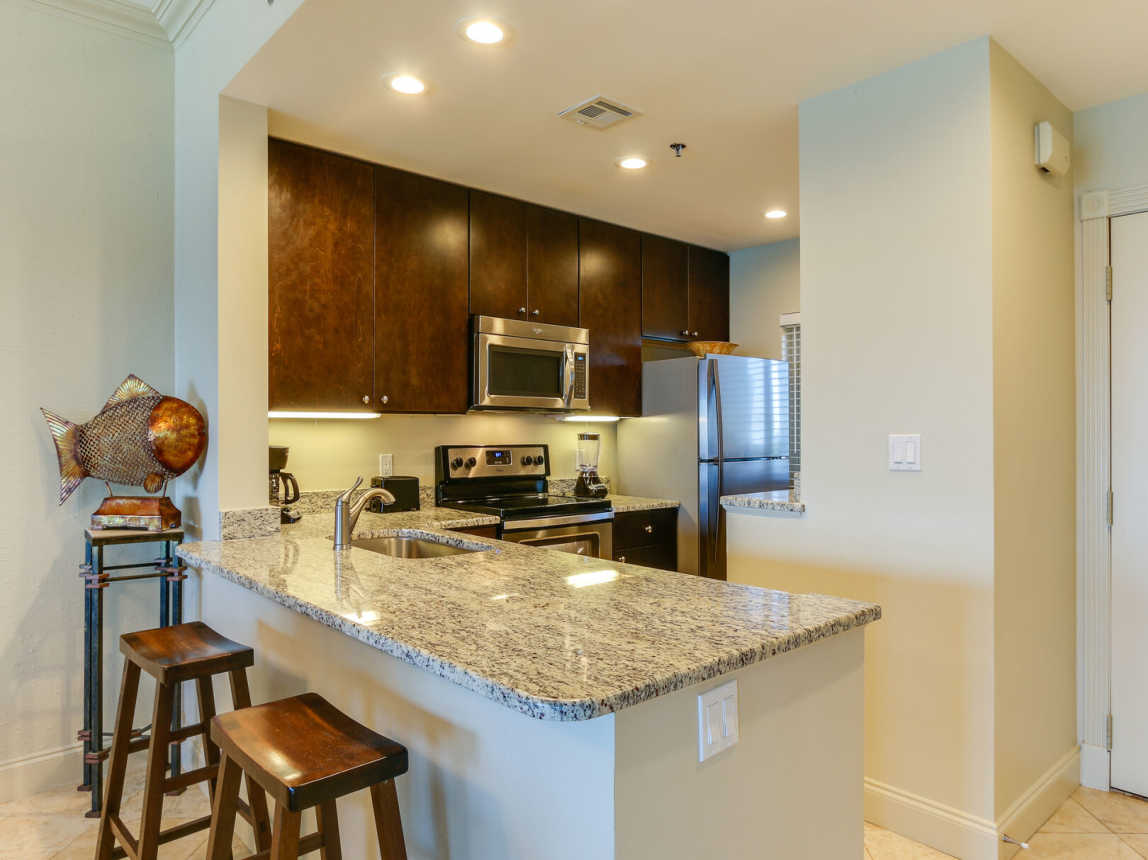 Breakfast bar provides seating for 2.