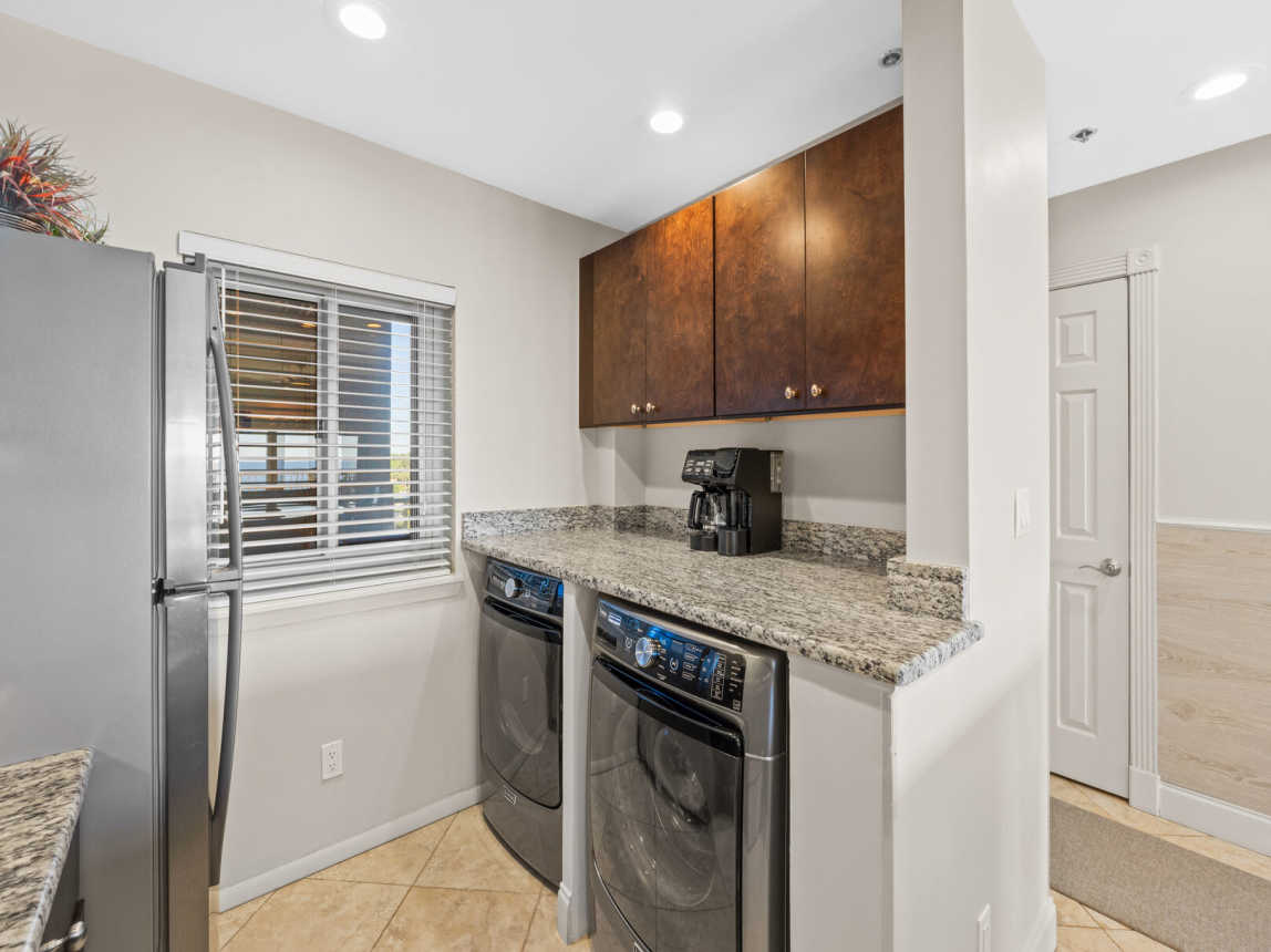 Full washer and dryer. Large area to set up your own coffee bar.