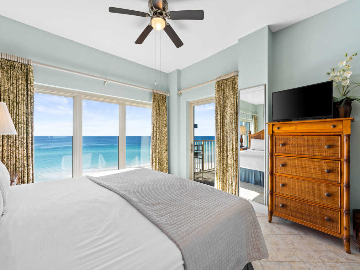 Awesome views from the floor to ceiling windows, to gaze at the beautiful emerald green waters of the Gulf, all from your master kind bed. Private access
to the balcony if you really want to take in the cool breeze and take in the gulf fresh air and sunsh