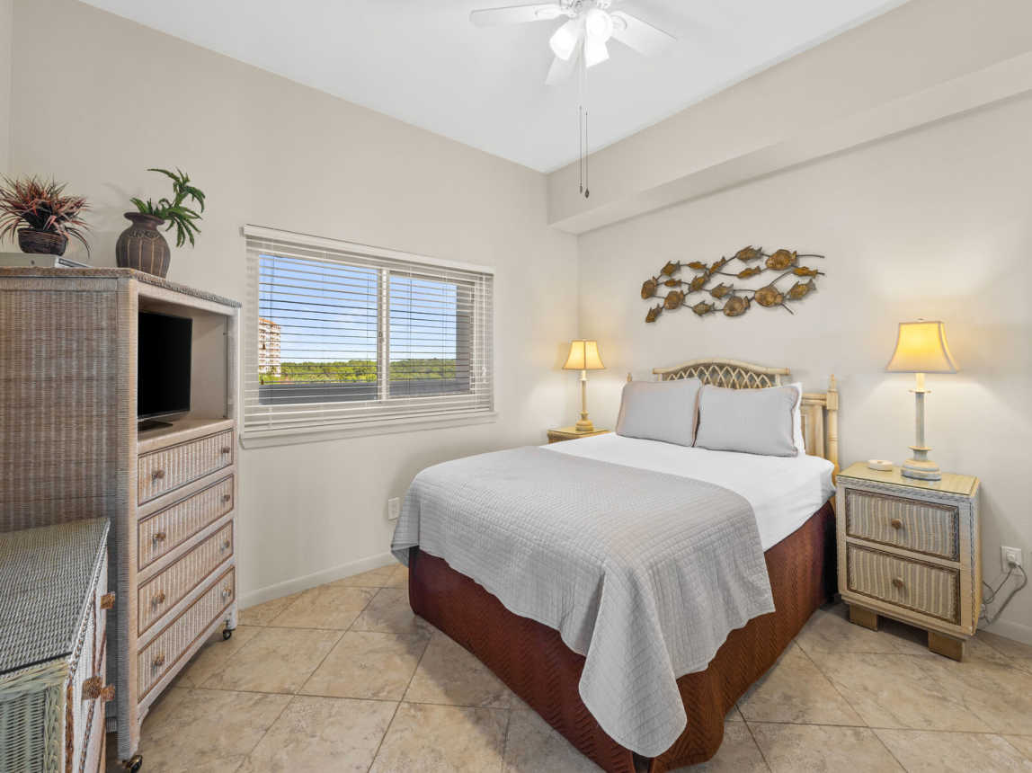 The guest bedroom offers a plush queen size bed with luxury crisp white linens and a light coverlet for your comfort. Plenty of room to store all your personal items in the 2 dressers and a closet. You have 2 night stands with lamps for easy reading or wa