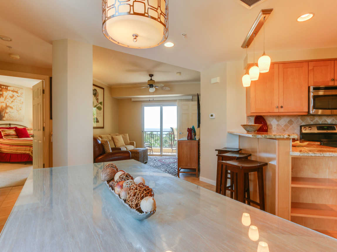 Breakfast bar on outside of kitchen. Dining table with bench seats. Accomodates 6.
