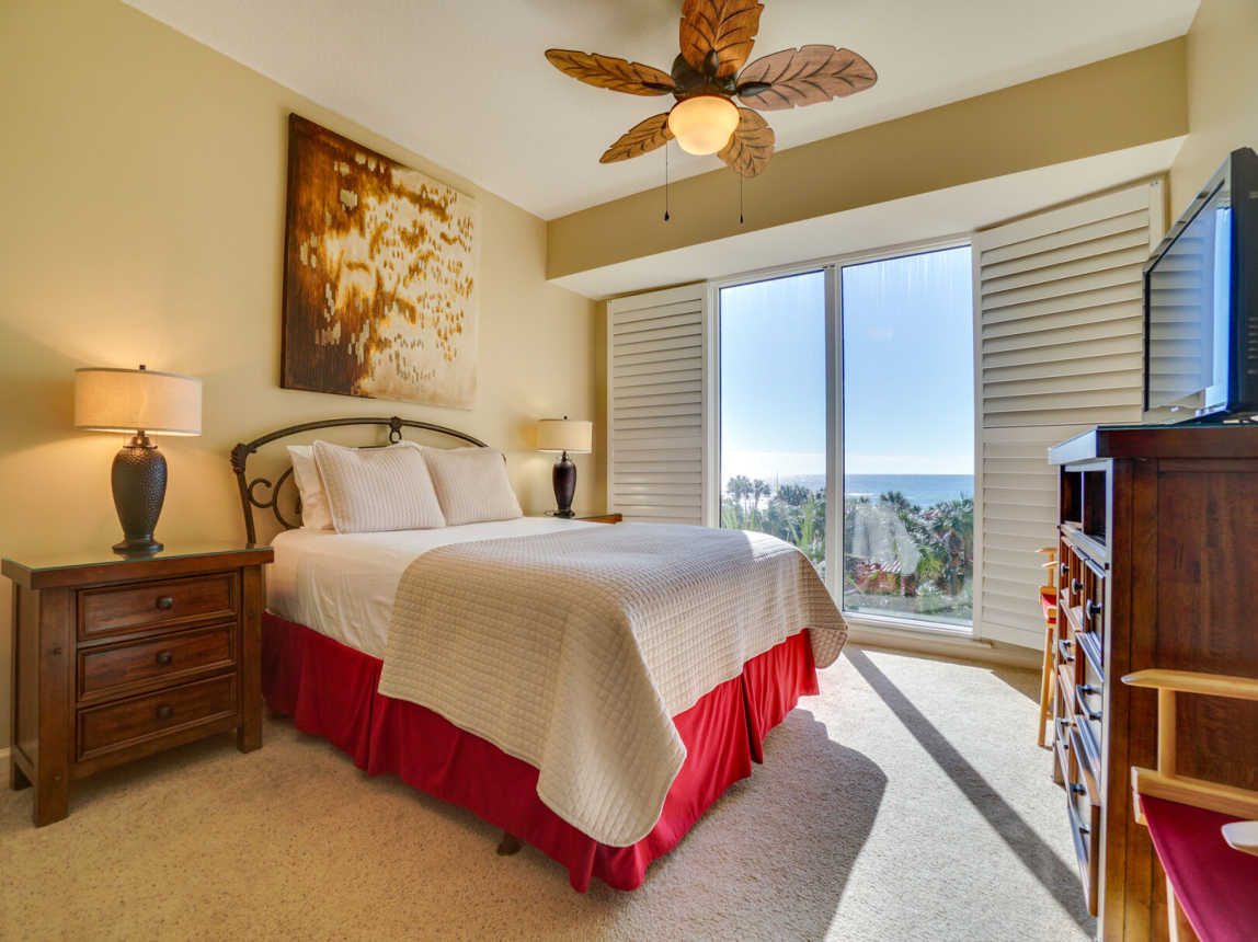 Guest room offers a queen bed with comfortable mattress, and fluffy pillows, and fresh crisp linen and coverlet.