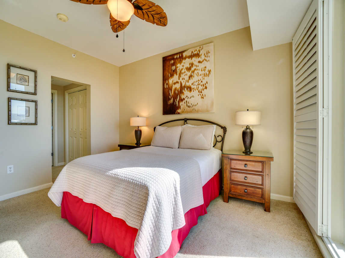 Queen bed with night tables and lamps.