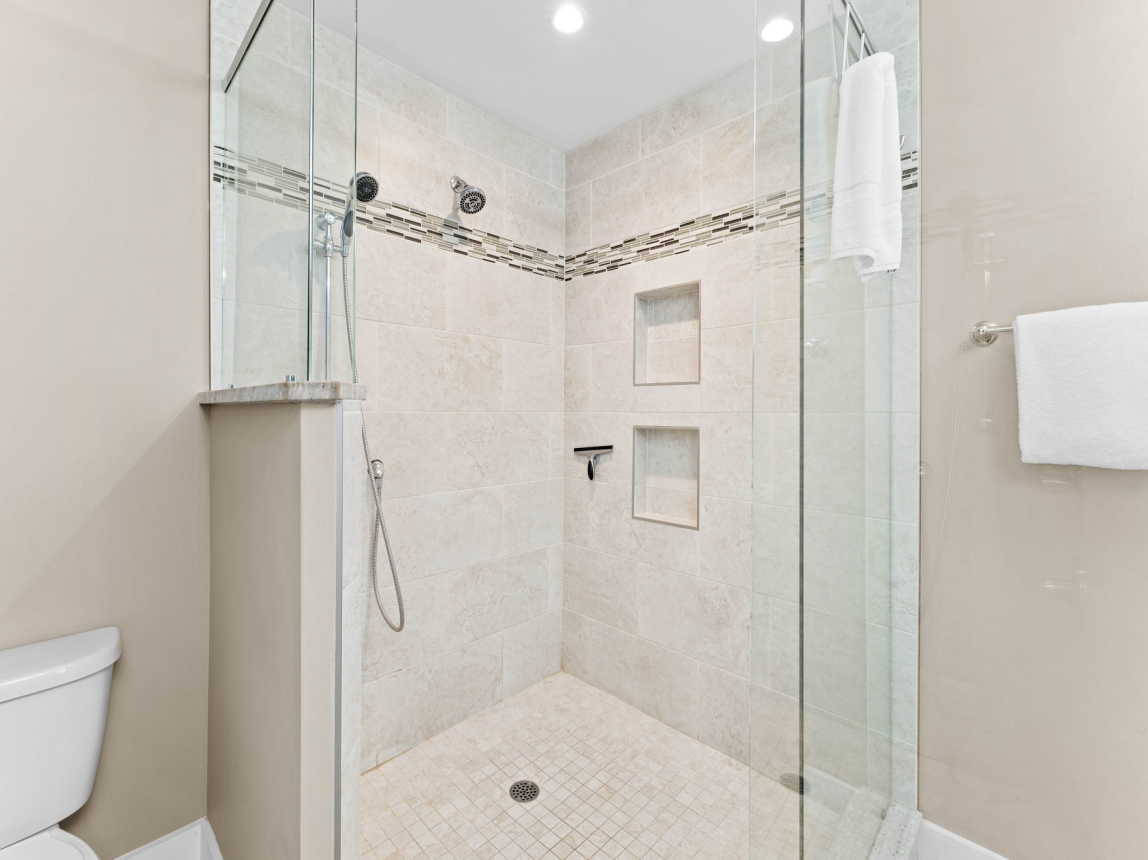 Gulf Front Primary En Suite - Dual Sinks and Shower