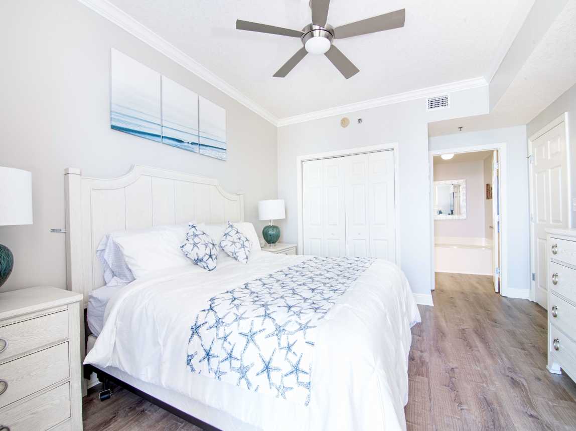 Master Bedroom with king bed an ensuite bathroom