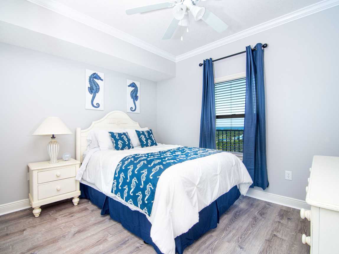 Guest bedroom with queen size bed