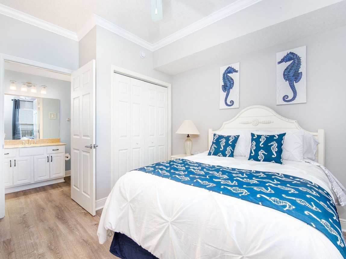 Guest bedroom with access to guest bathroom