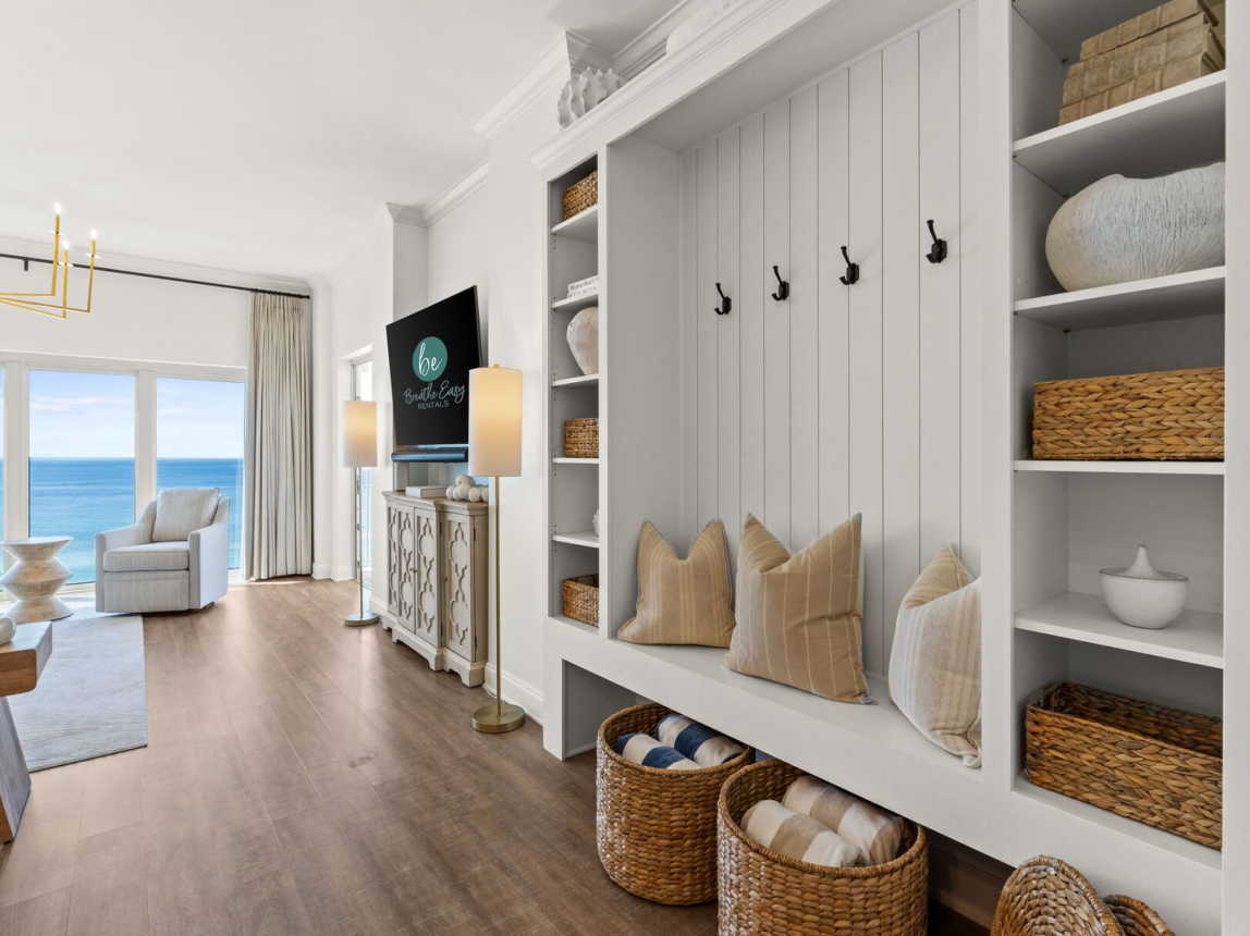 The spacious living room comfortably seats 6, featuring a smart TV and an open layout perfect for chatting while cooking! ---