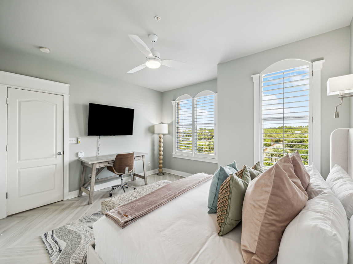 King Guest Suite - Dedicated Workspace & Flat-Screen TV