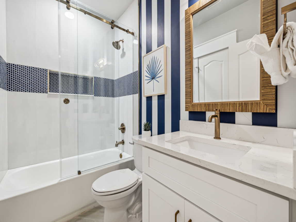 Queen Guest En-Suite - Single Vanity & Shower/Tub Combo