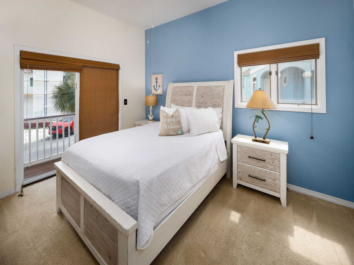 Second bedroom with queen size bed