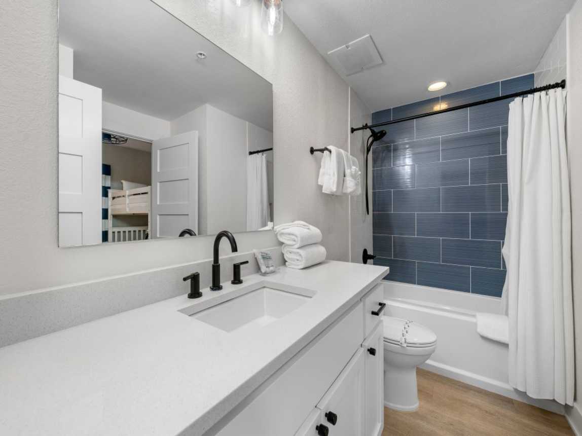 17 CT904 Bathroom 2