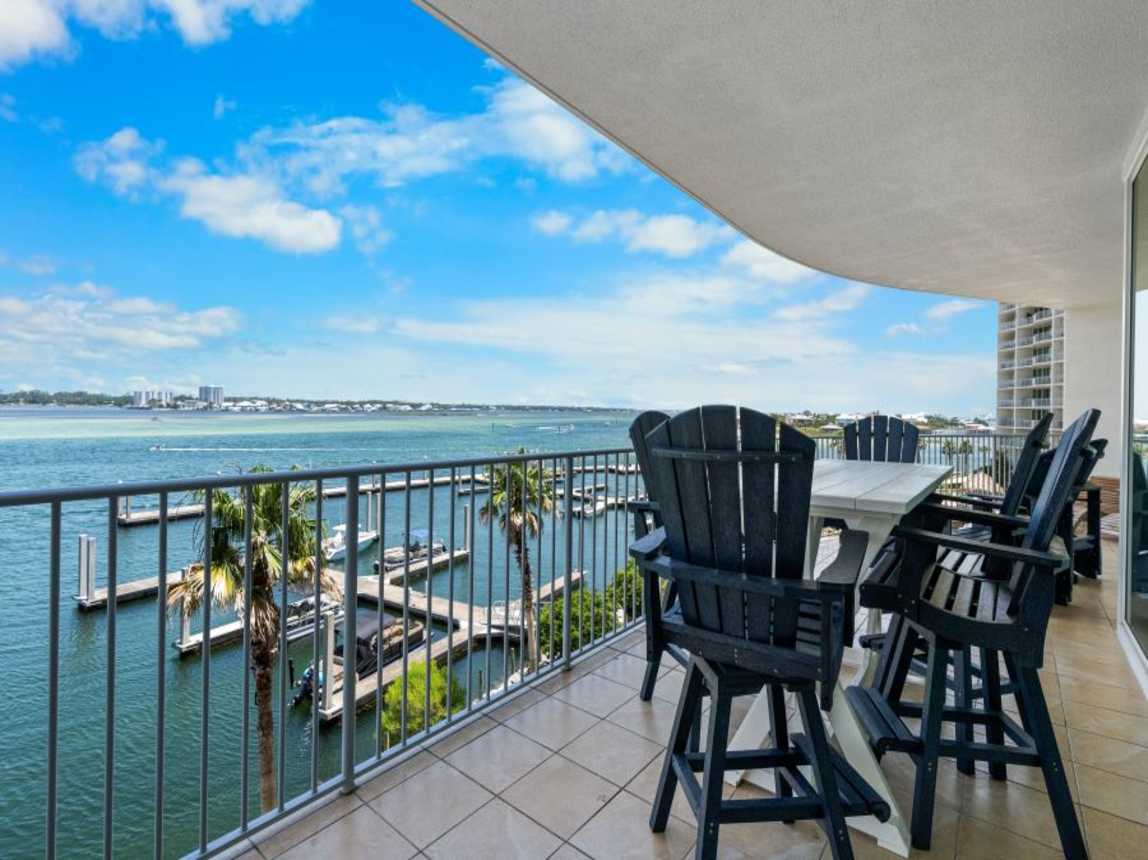 6 Caribe 305C Balcony