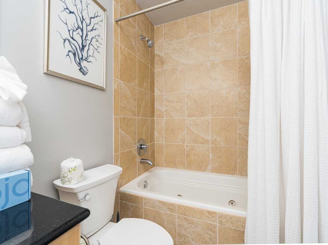 32 Caribe 305C Bathroom 3