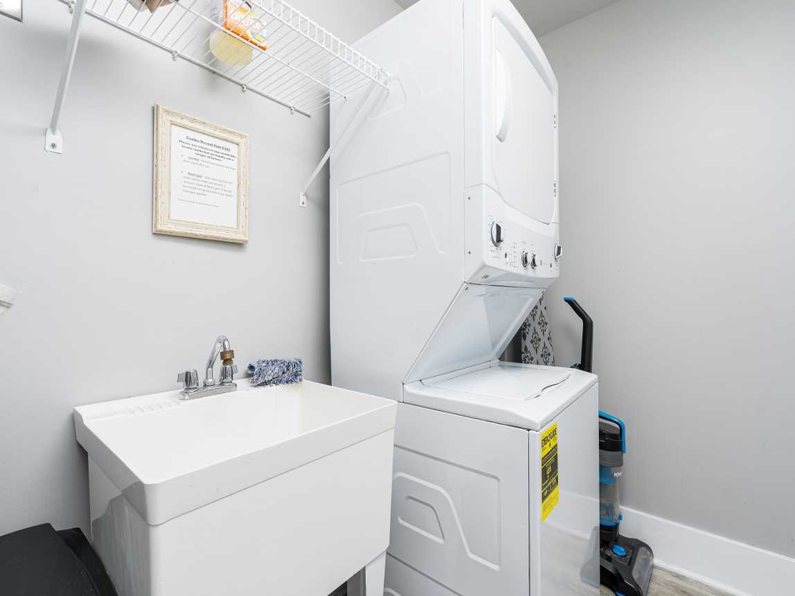 34 Caribe 305C Laundry