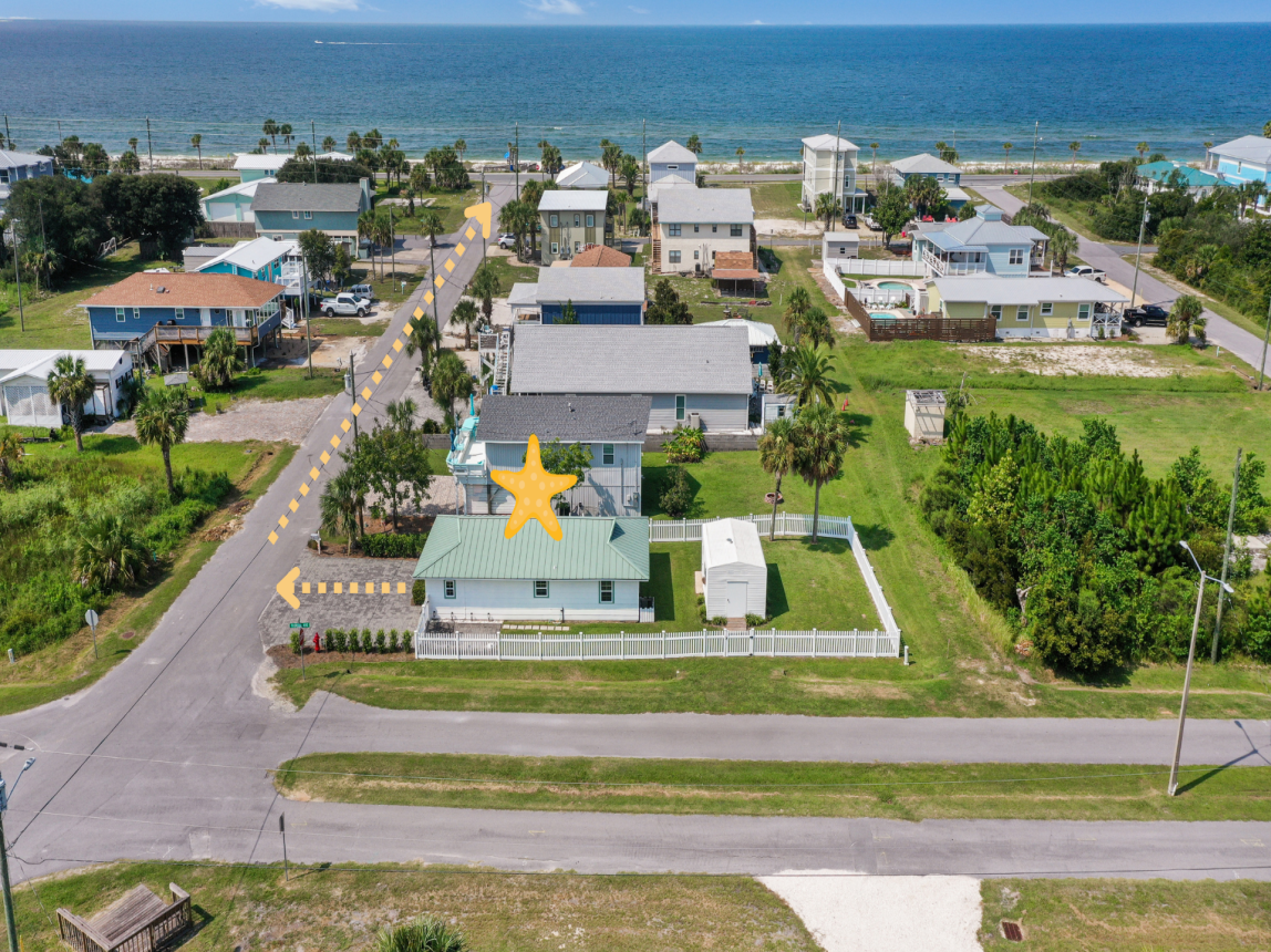Welcome to 1st Street Bungalow! Perfect location in Mexico Beach, only 2 min walk to the beach!