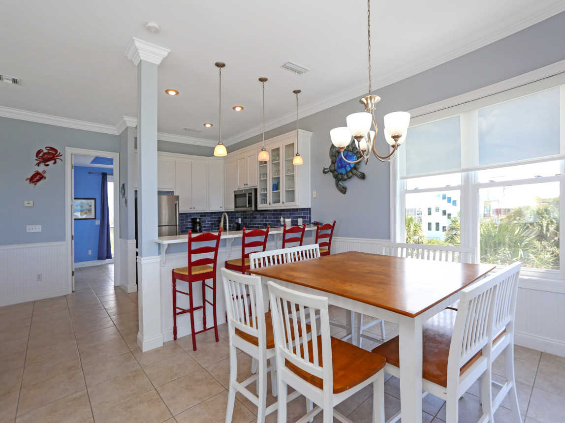 Dining & Kitchen Area