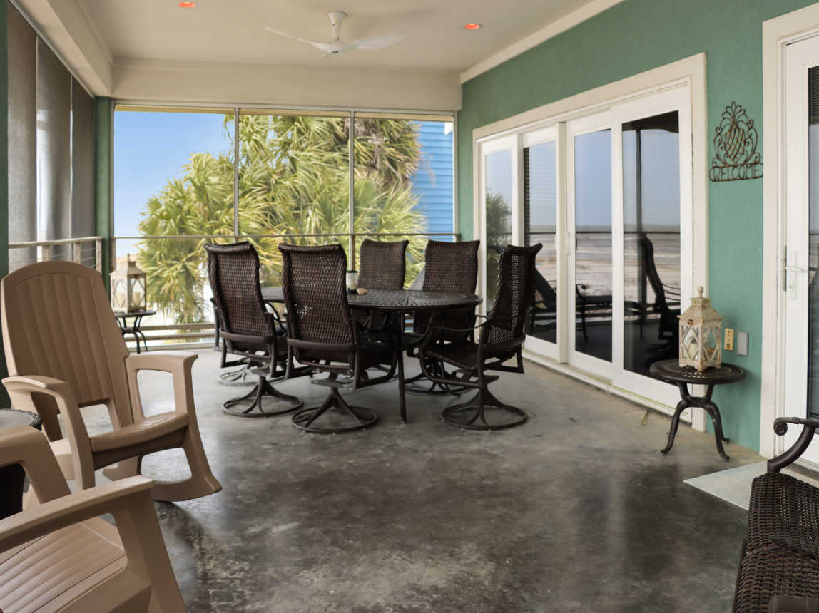 Beachfront Screened Deck with Outdoor Dining