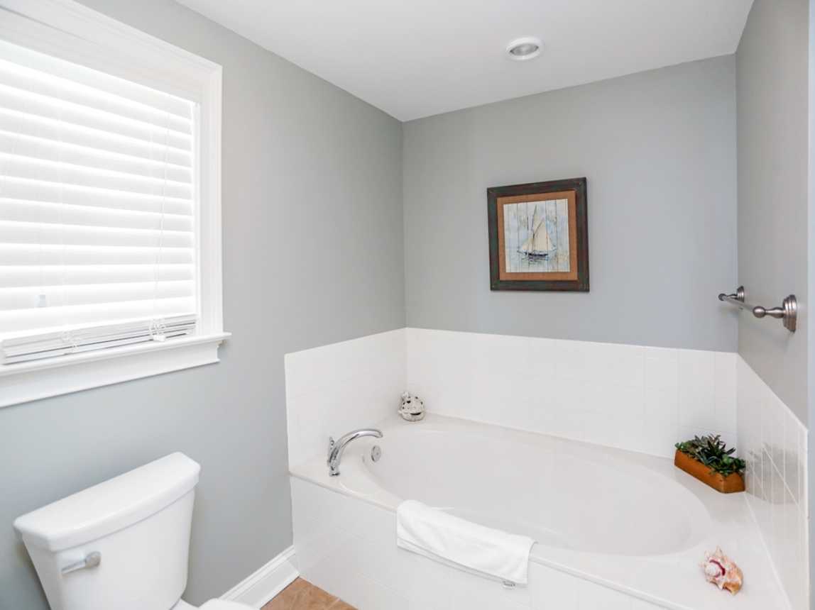 Bedroom 1 - Master Bath Tub