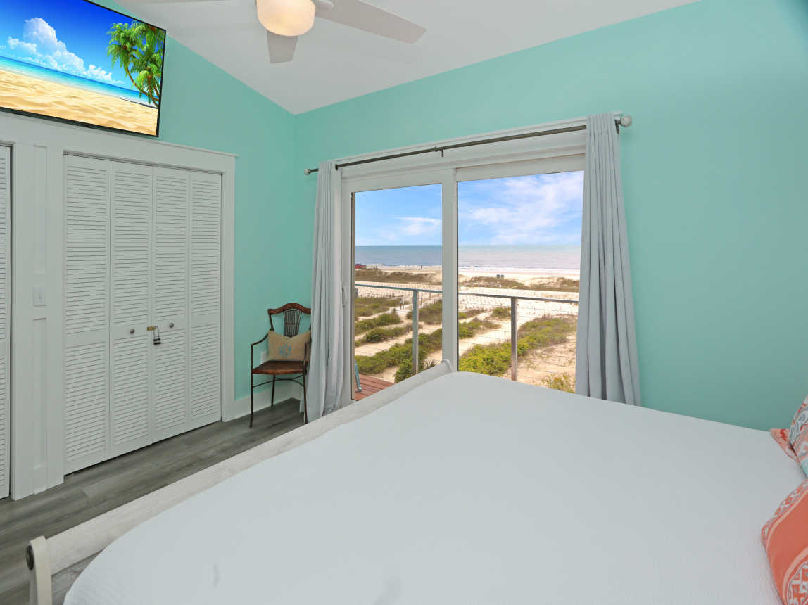 Bedroom 2 with Gulf View and TV