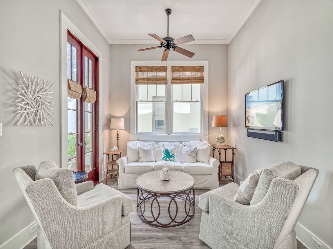 Spacious Living Area with Ample Seating