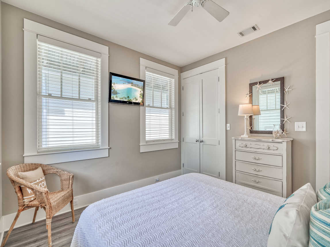 Queen Guest Suite - Equipped with a Flat-Screen TV