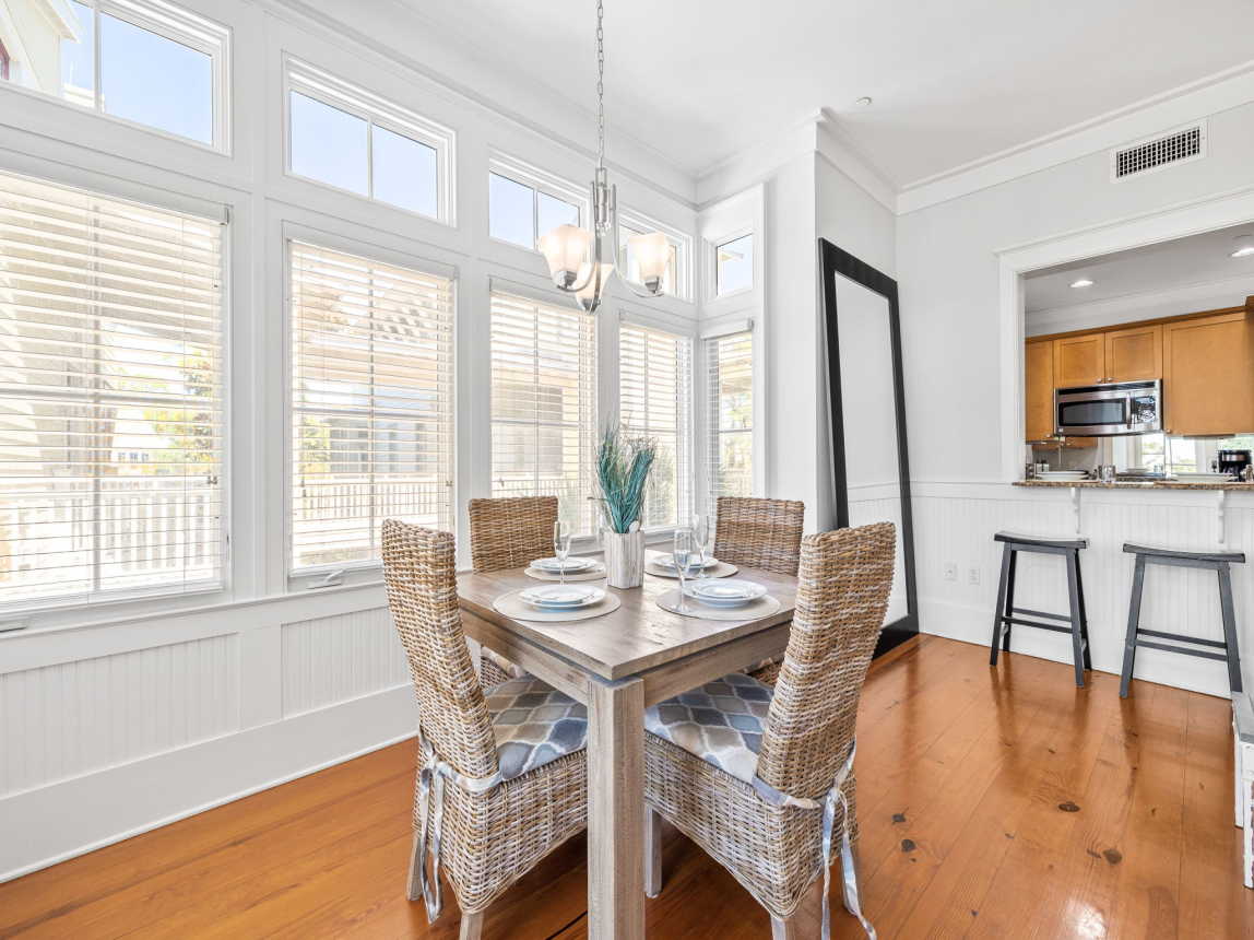 Dining Area with Seating for 4!