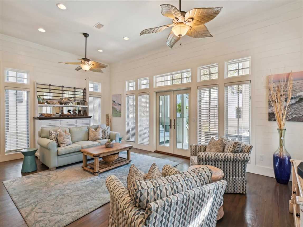 Spacious Living Area with Ample Seating