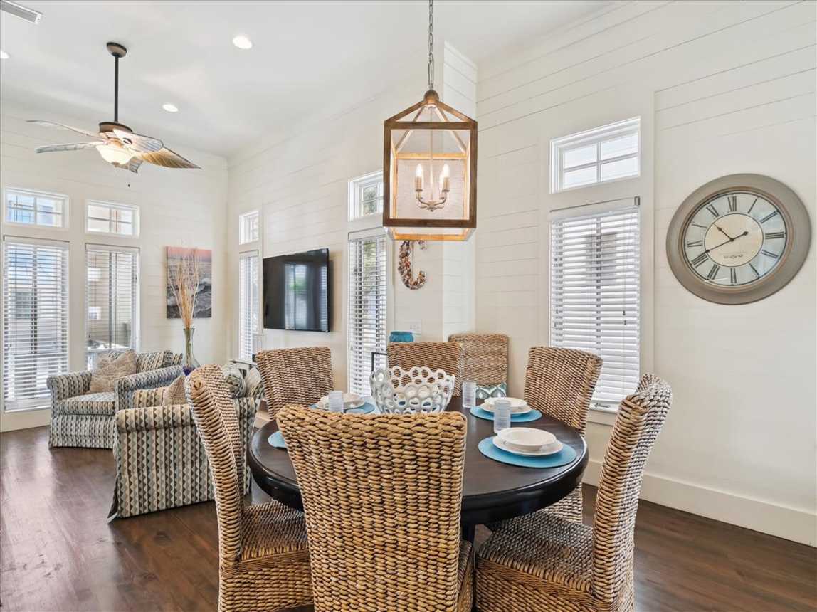 Dining Area with Seating for 6!