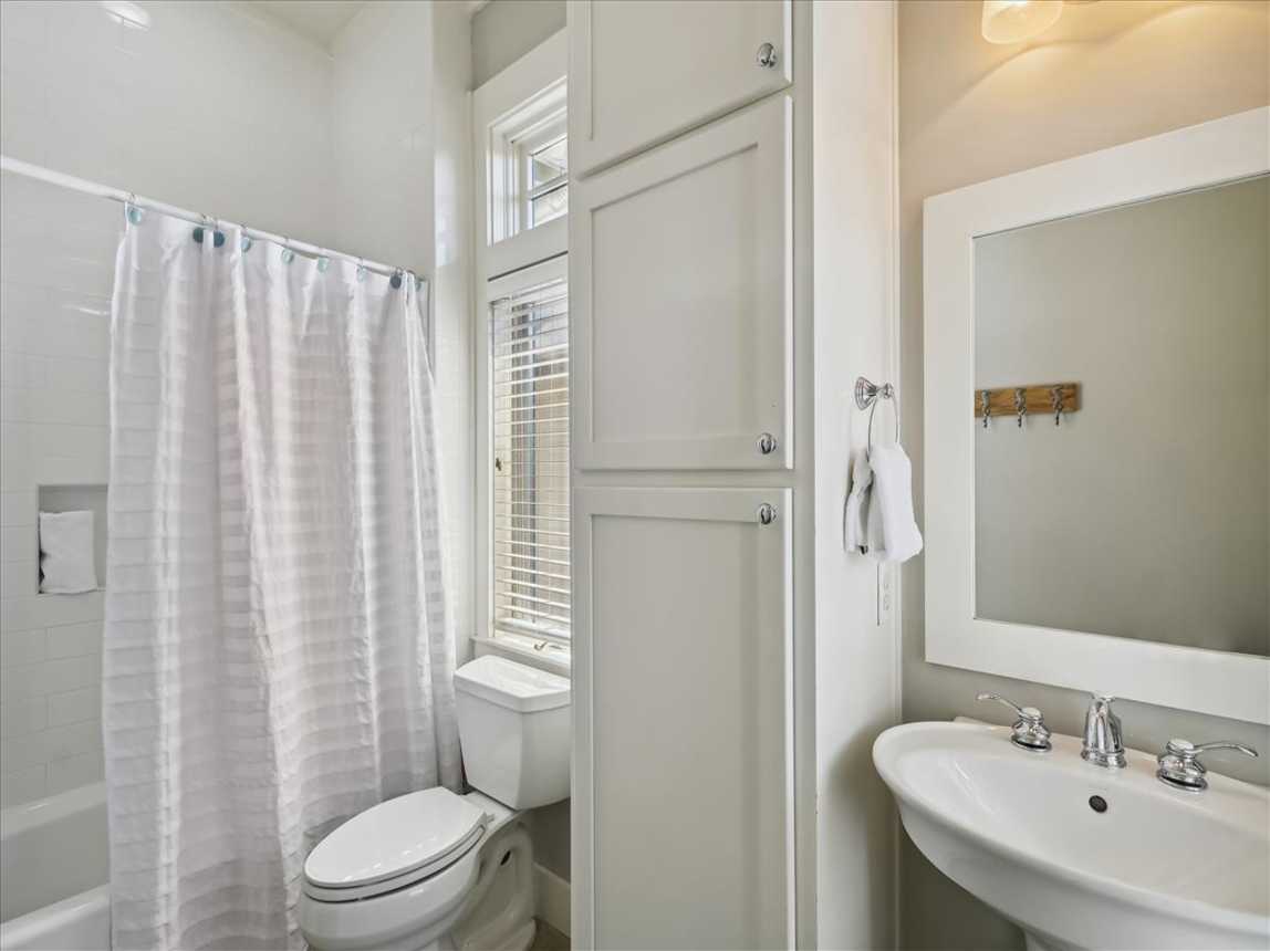 King Guest En-Suite - Single Vanity & Shower/Tub Combo