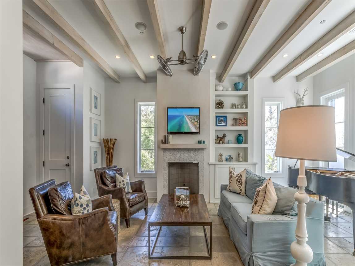 Living Area - Perfect Space for Gathering & Entertaining